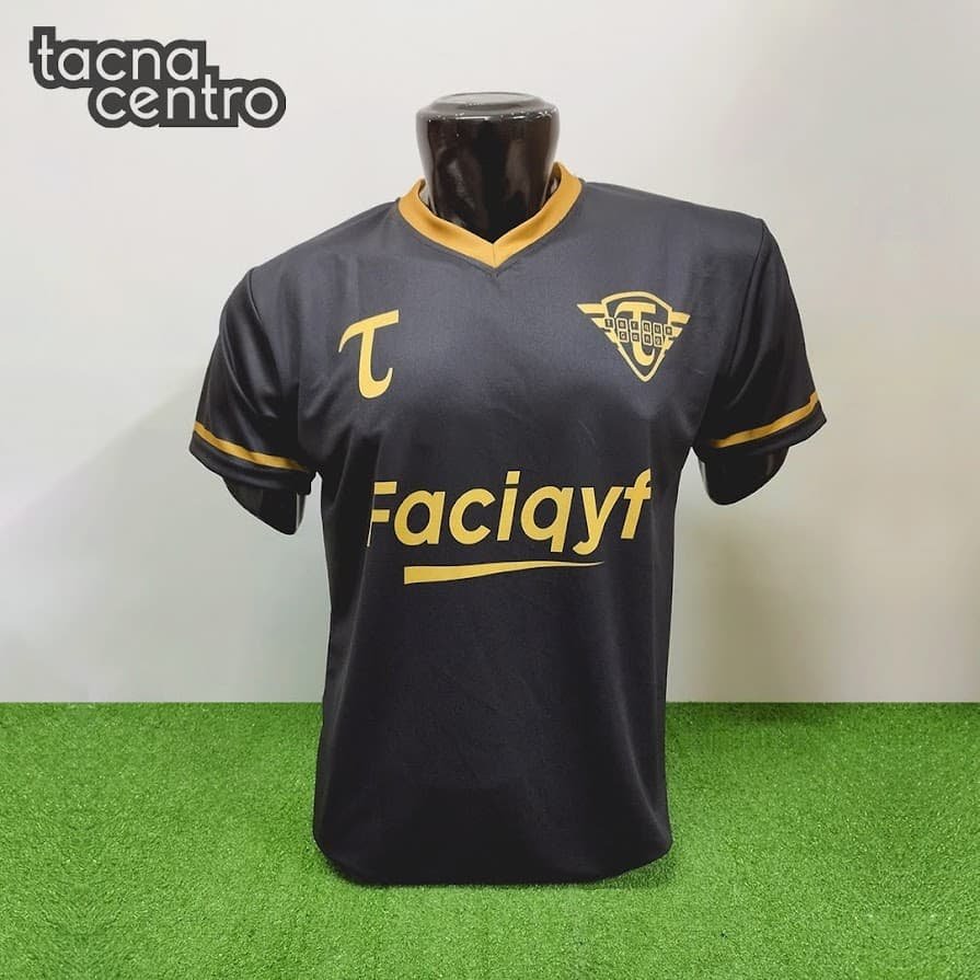 camiseta de futbol color negro con letras doradas