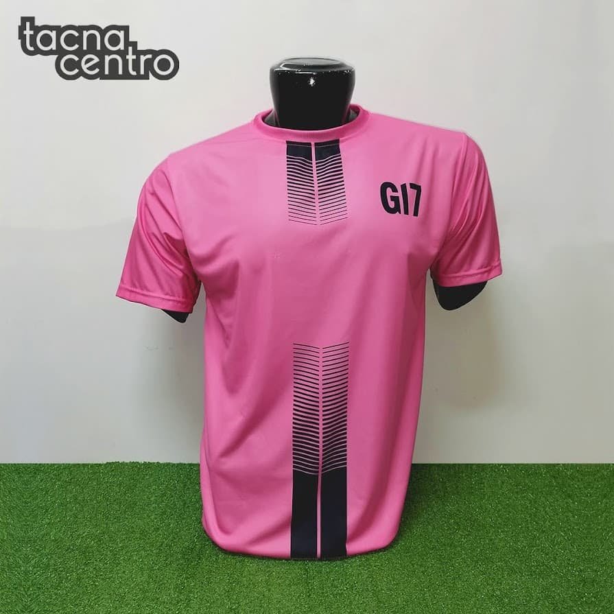 camiseta de futbol color rosado con franja negra