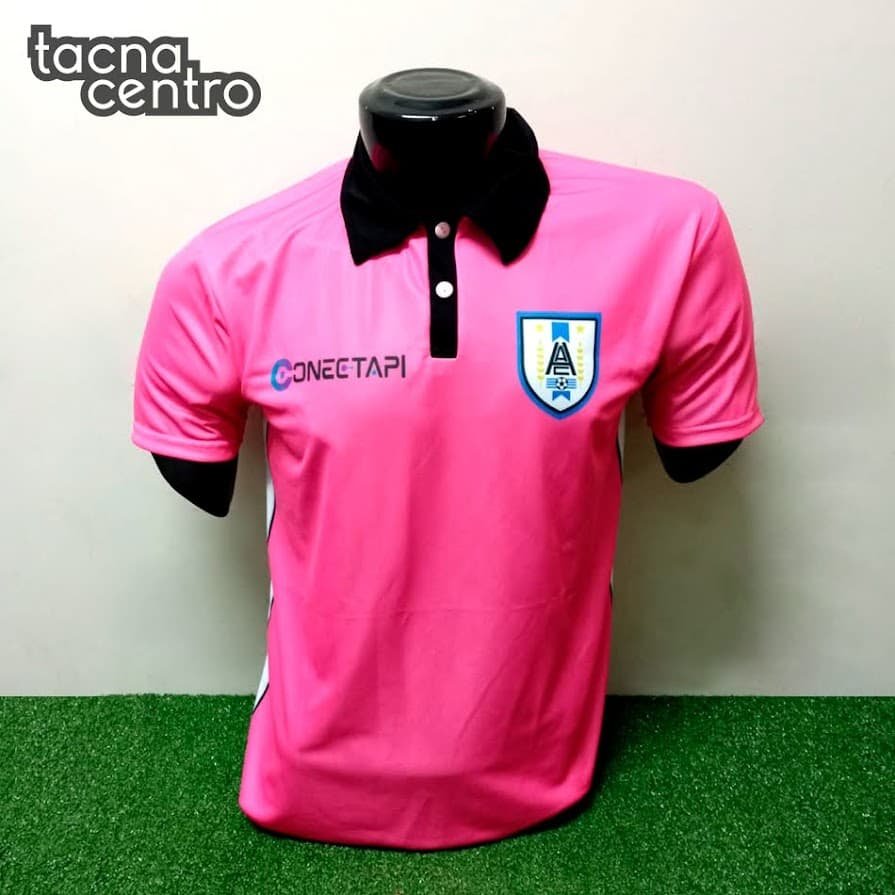 camisetas de futbol color rosada con cuello negro