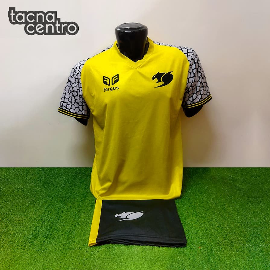 uniforme de futbol color negro con amarillo
