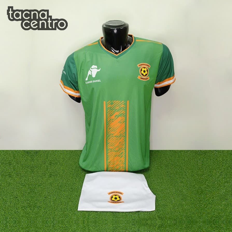 uniforme de futbol color verde con amarillo