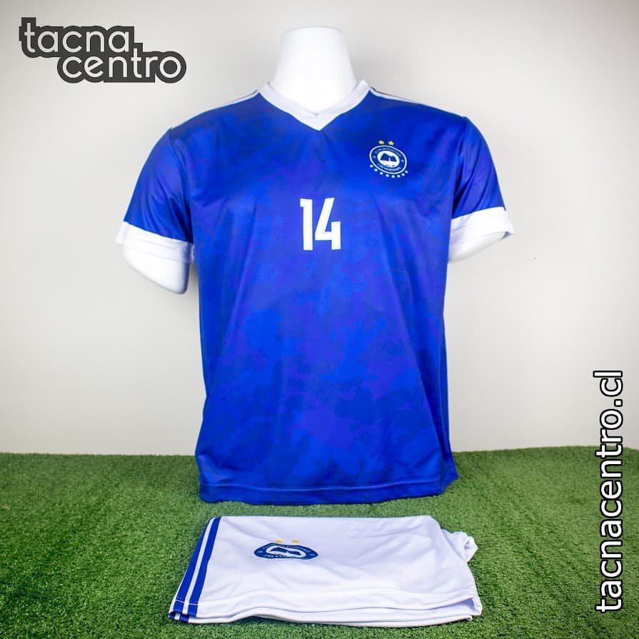 uniforme de futbol color azul y blanco