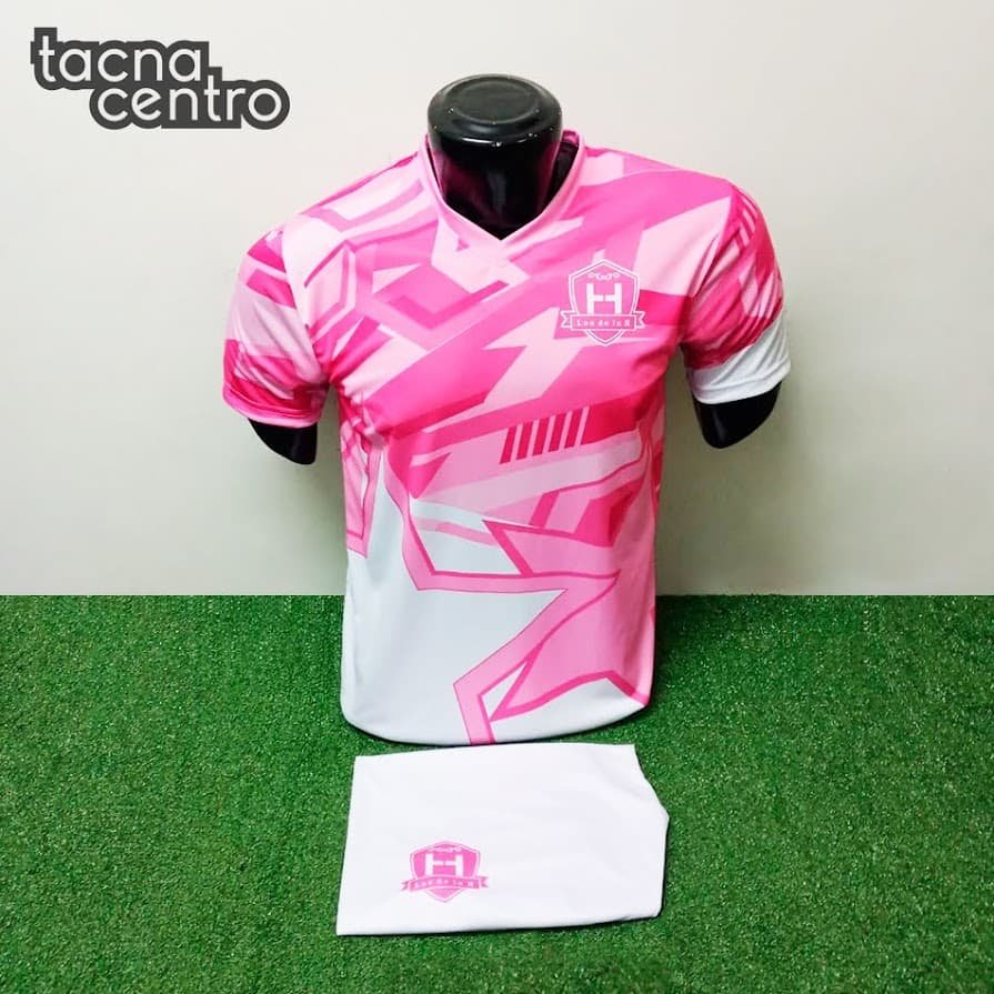 uniforme de futbol color rosado y blanco