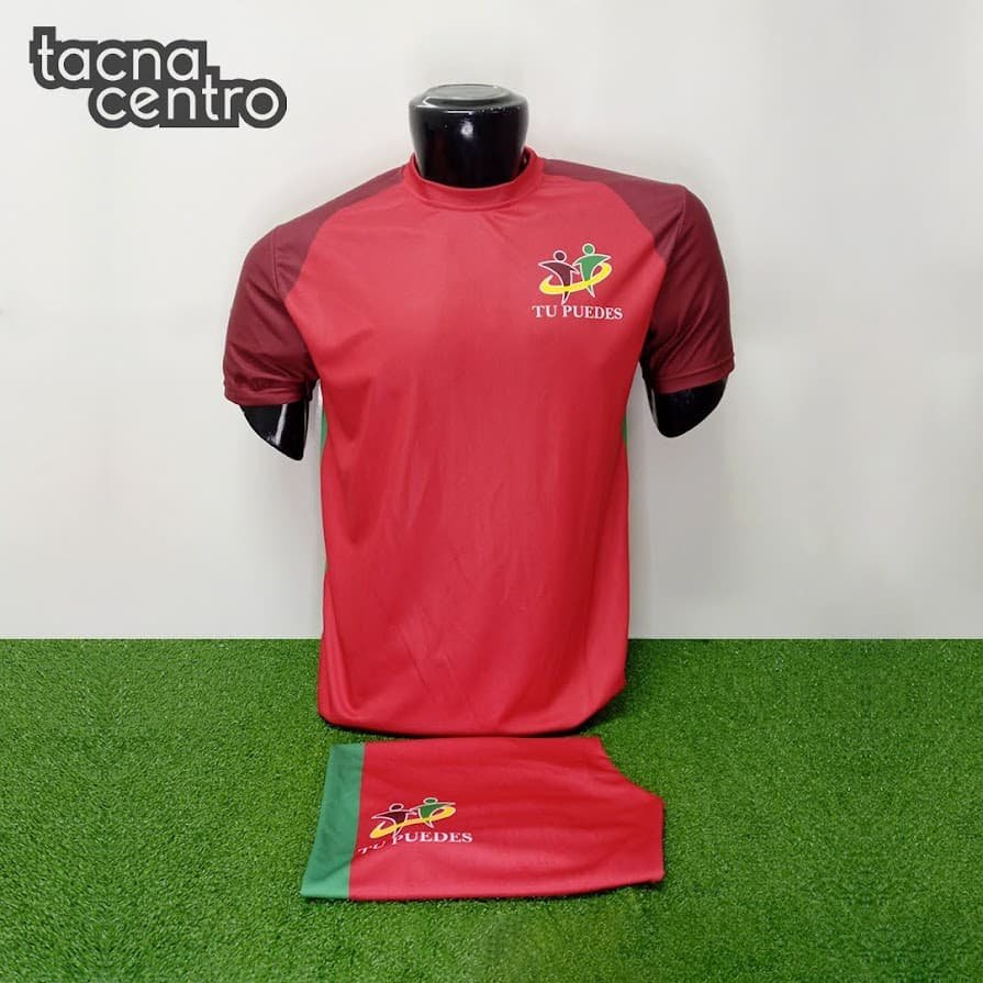 uniforme de futbol color rojo con granate