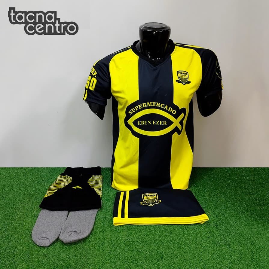 uniforme de futbol color negro con franjas amarillas