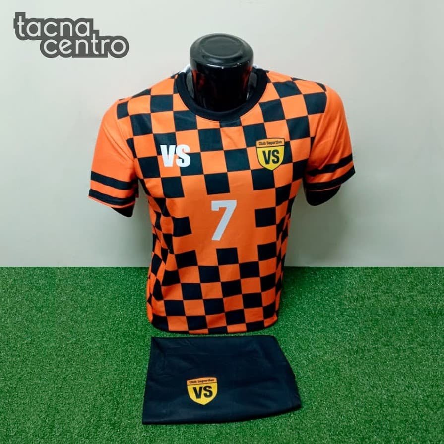 uniforme de futbol color anaranjado con cuadros negros