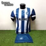 uniforme de futbol color azul noche con franjas blancas