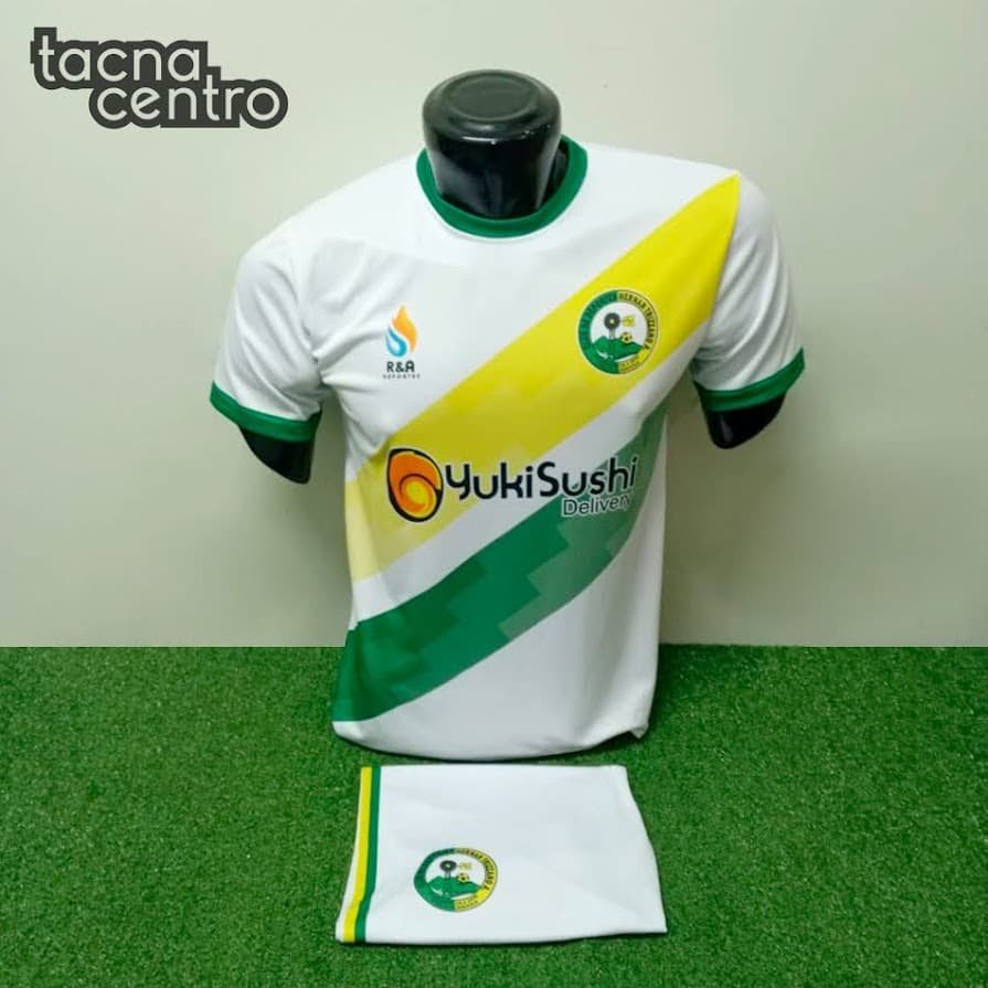 uniforme de futbol color blanco con amarillo y verde