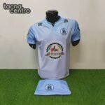 uniforme de futbol color celeste con blanco