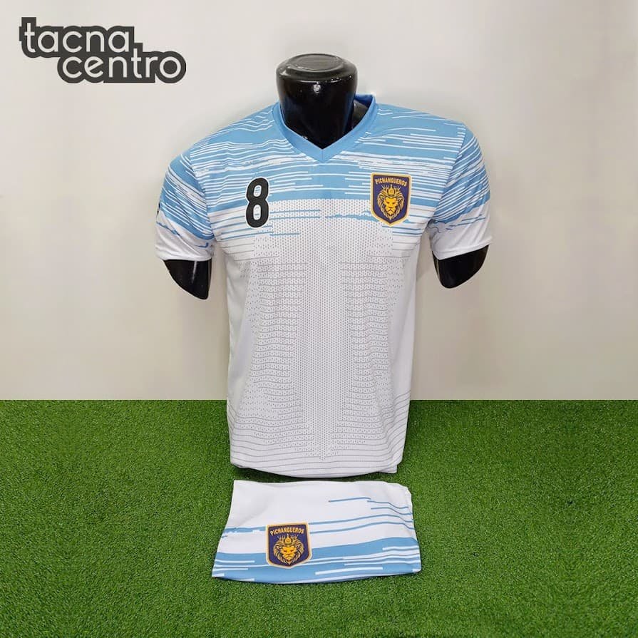 uniforme de futbol color celeste con blanco