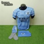 uniforme de futbol color celeste con cuello negro