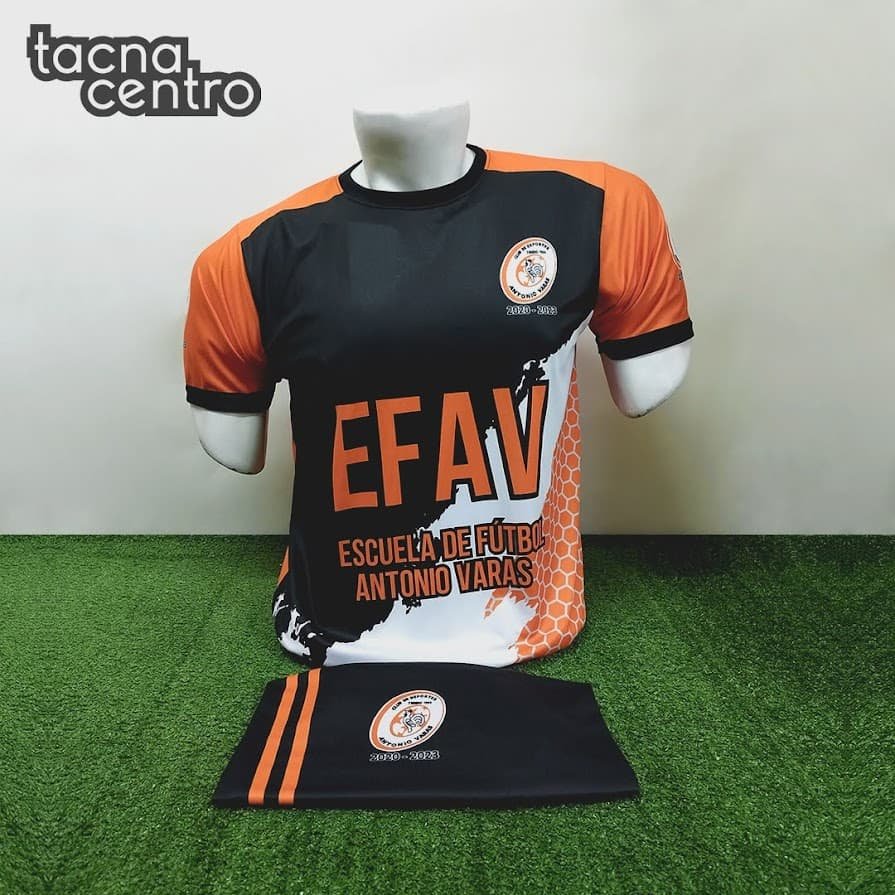 uniforme de futbol color negro con blanco y naranja