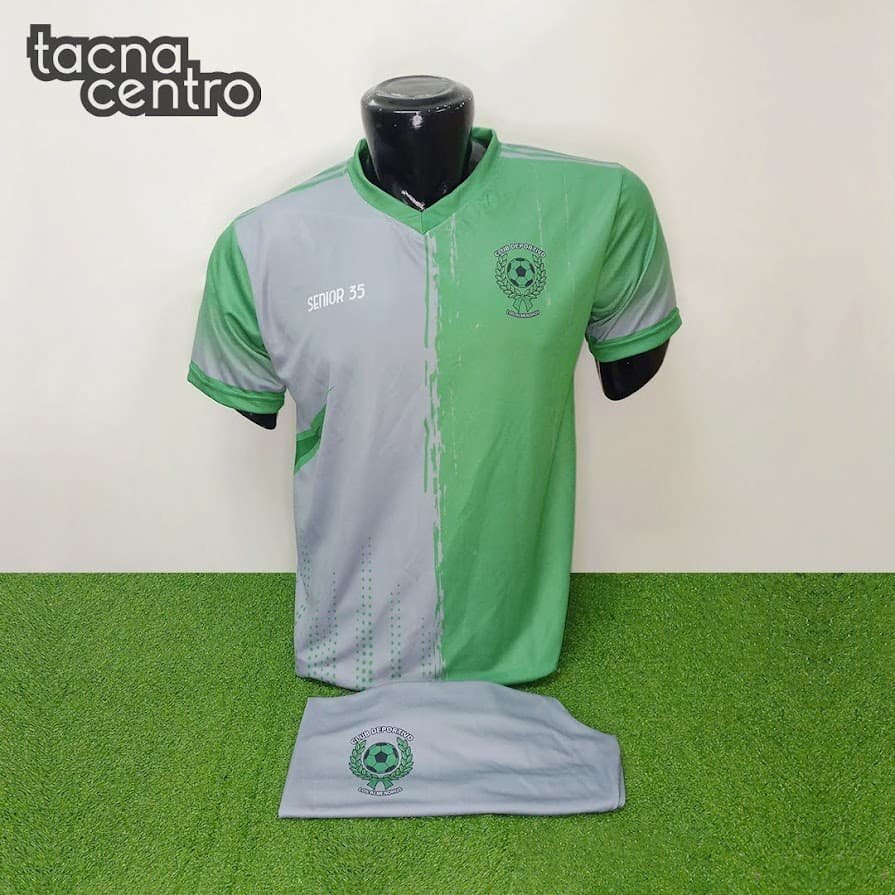 uniforme de futbol color gris con verde