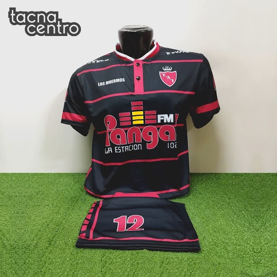 uniforme de futbol color negro con rosado