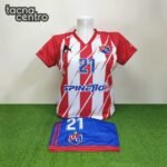 uniforme de futbol color rojo con franjas blancas