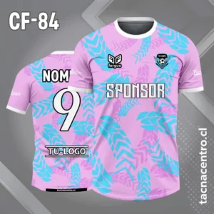 Camiseta de futbol lila con flechas curvas celeste cuello blanco