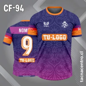 Camiseta de futbol morado con patrones de flores y mangas de color