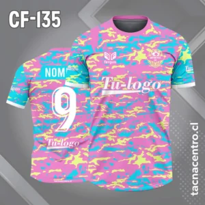 Camiseta de futbol verde con patrones irregulares rosados
