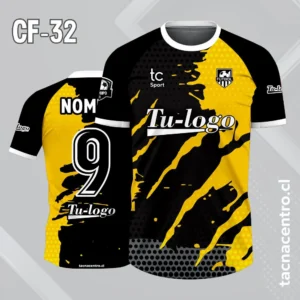 Camiseta de futbol negro con mancha derramada amarilla