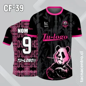 Camiseta de futbol negra con panda rosado