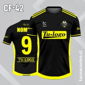 Camiseta de futbol negra con rayas bordes amarillos y 2 lineas amarillas en el hombro