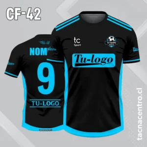 Camiseta de futbol negra con rayas bordes amarillos y 2 lineas celestes en el hombro