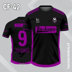 Camiseta de futbol negra con rayas bordes amarillos y 2 lineas moradas en el hombro