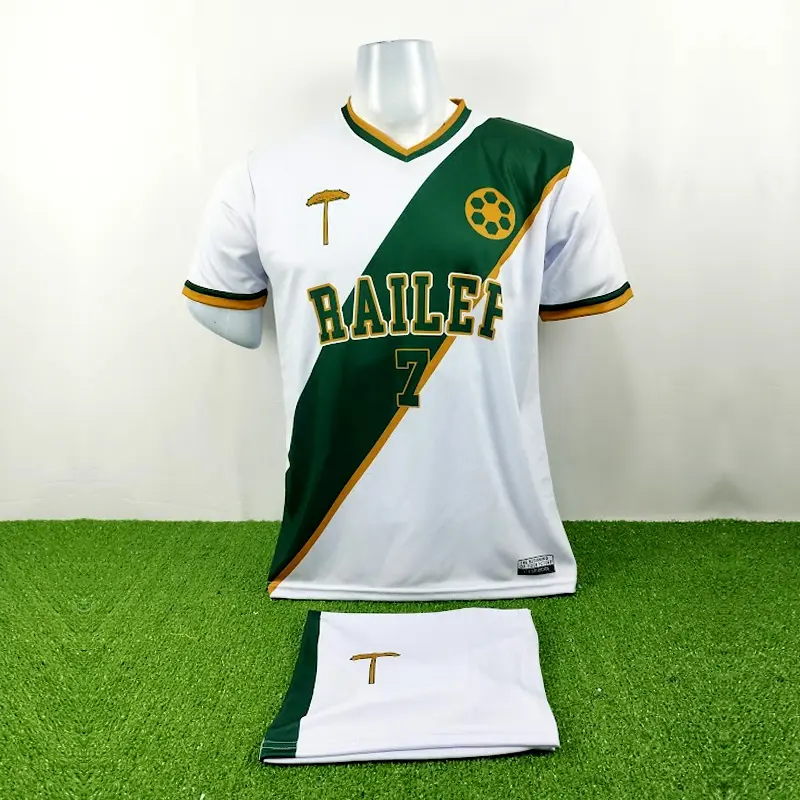 camisetas de futbol blancas con franja verde
