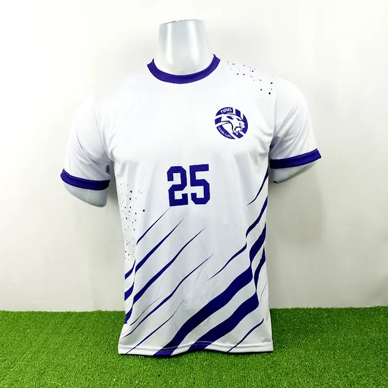 camisetas de futbol blancas con lineas moradas