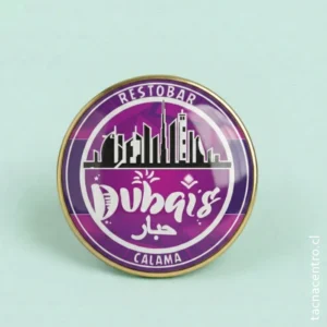 pines sublimados con contorno dorado forma redonda para restobar