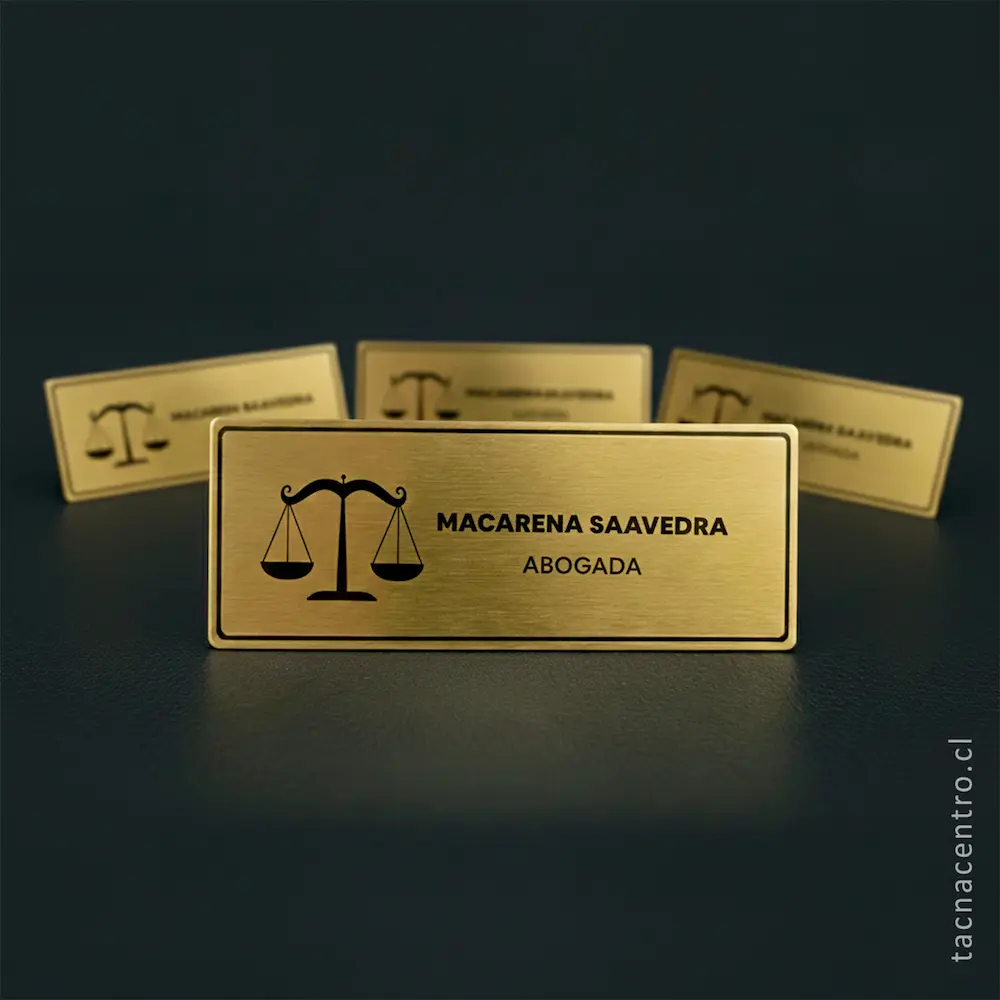 foto de pines de identificacion dorados para abogada