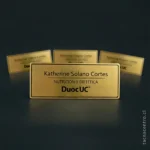 foto de pines de identificacion dorados para nutricionista