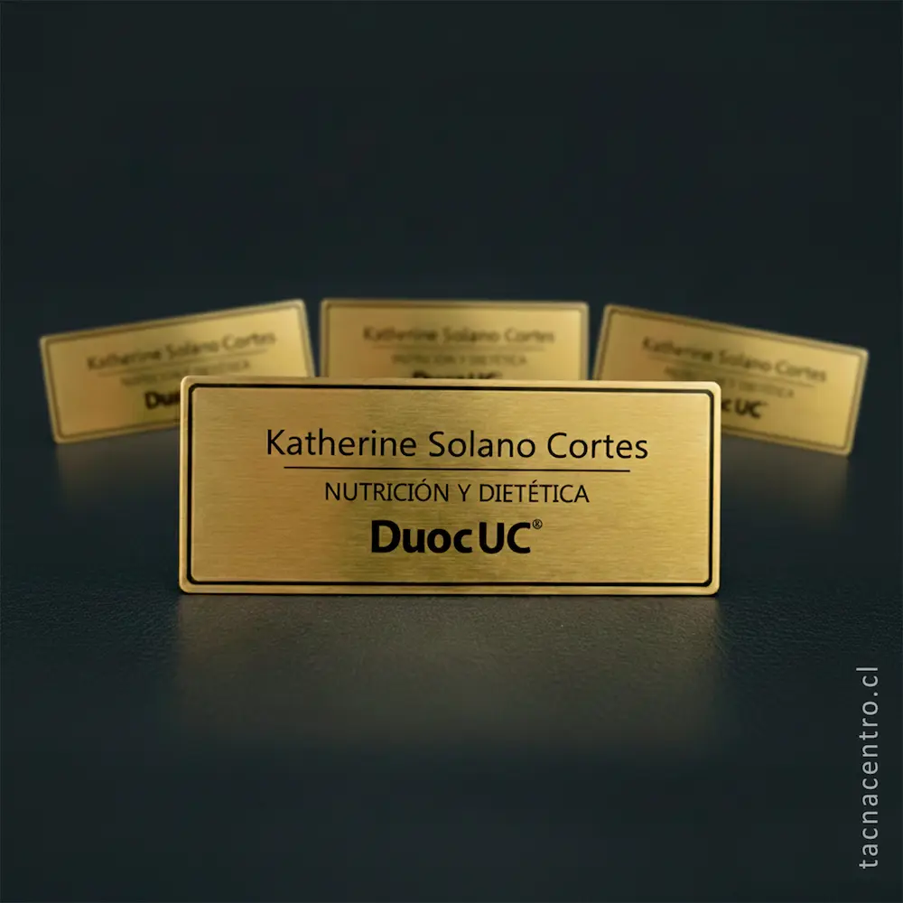 foto de pines de identificacion dorados para nutricionista