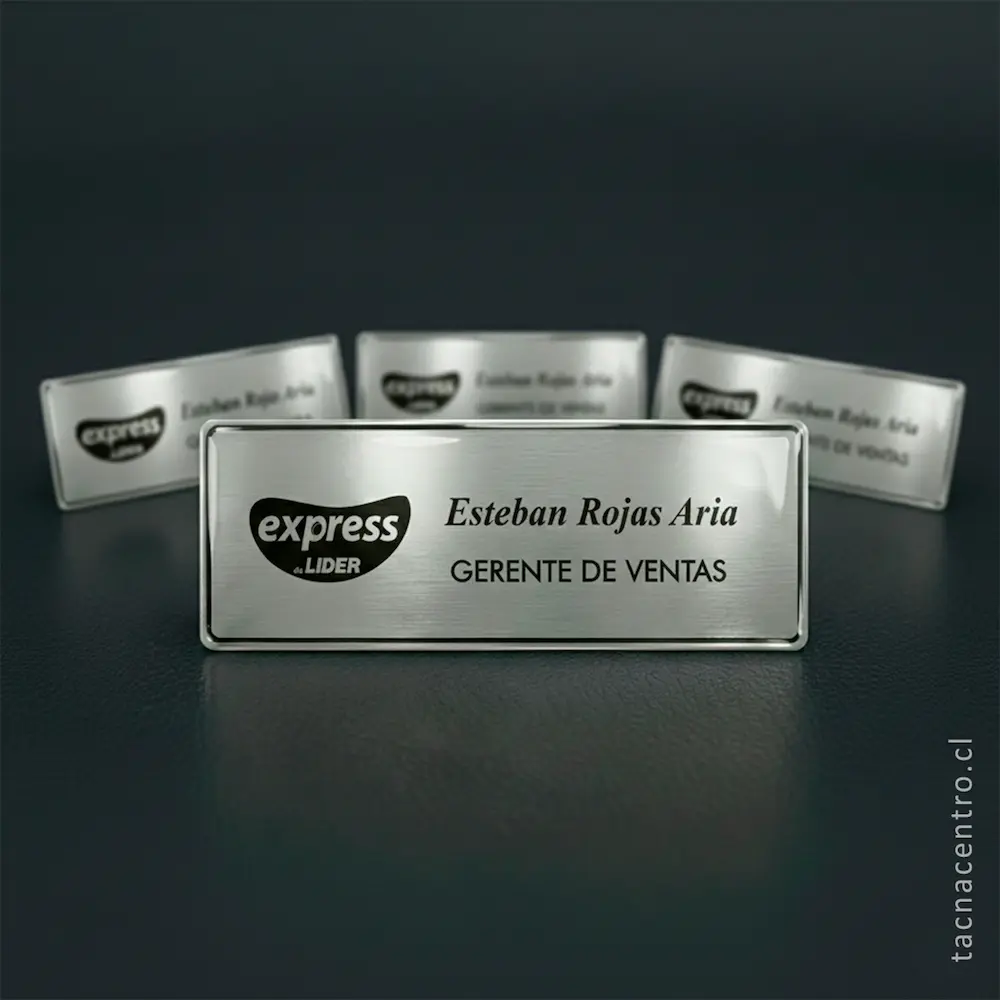 foto de pines de identificacion plateados para gerente de ventas