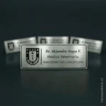 foto de pines de identificacion plateados para medico veterinario 