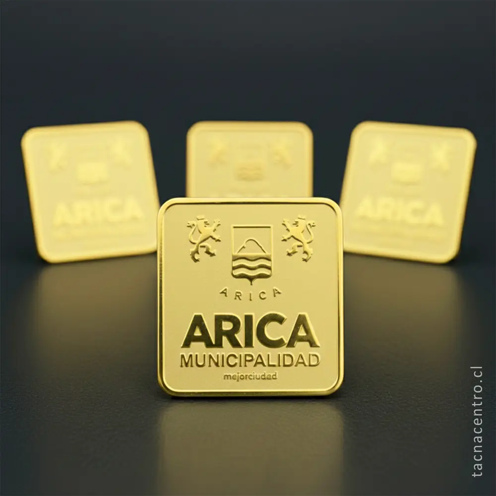 foto de pines dorados cuadrados para la municipalidad de arica