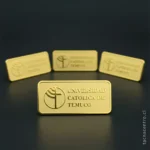 foto de pines dorados forma rectangular para universidad