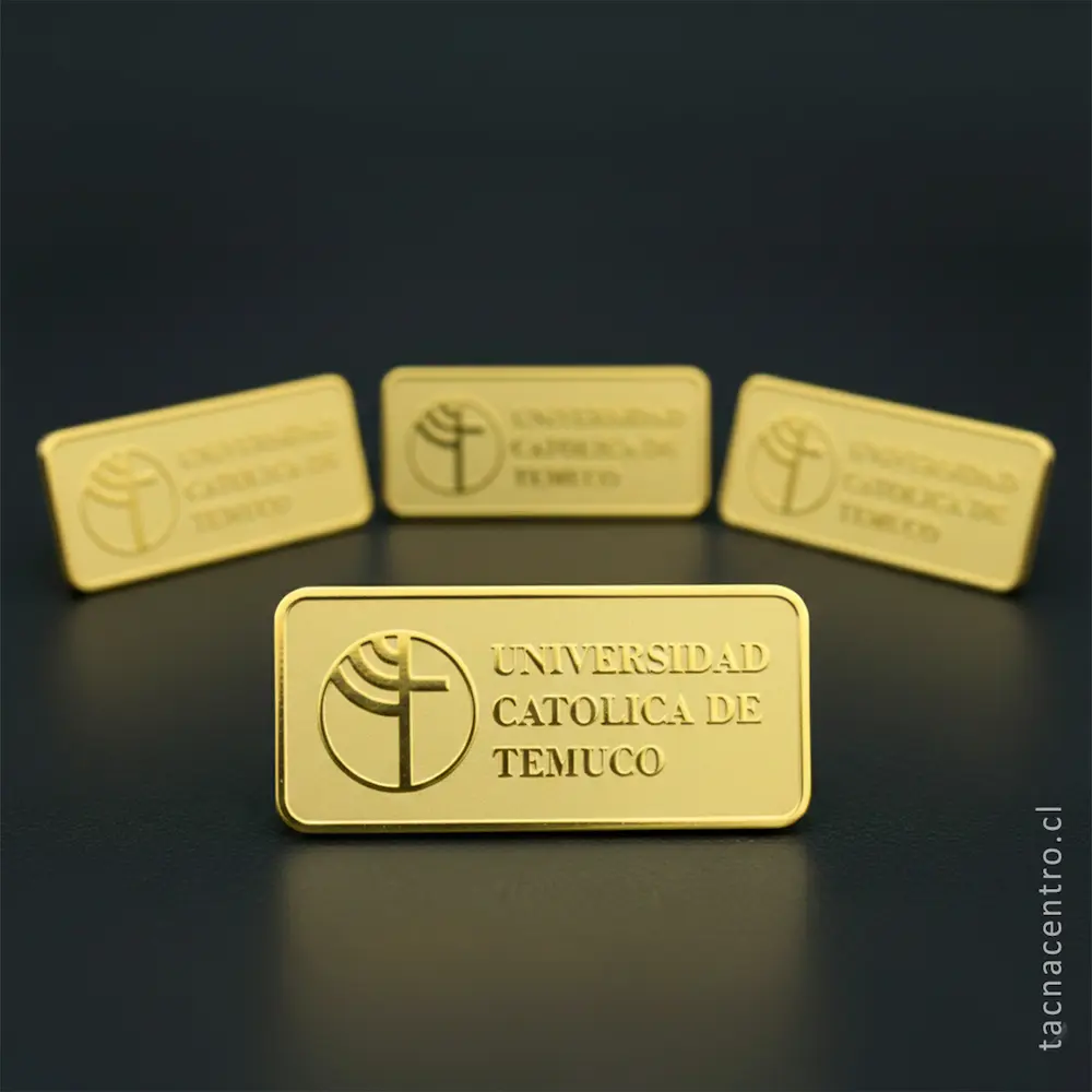 foto de pines dorados forma rectangular para universidad