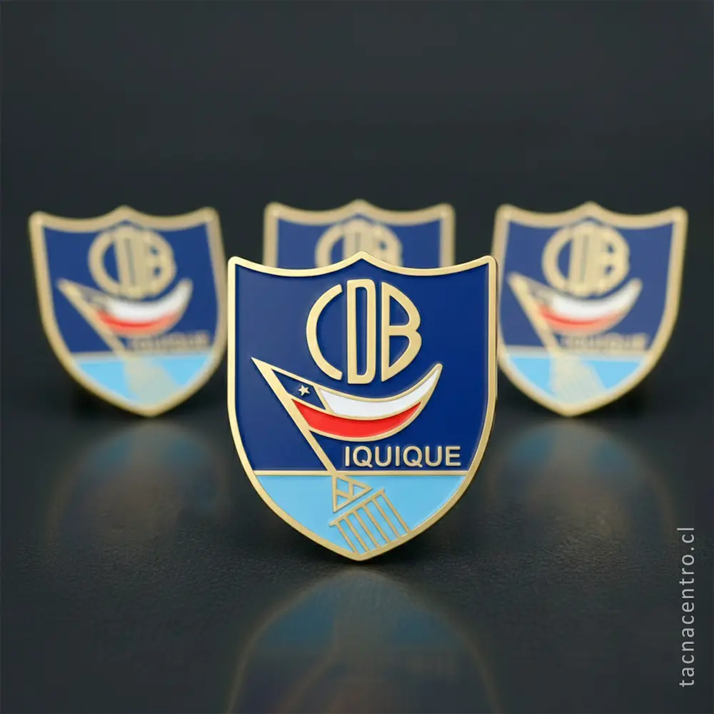 foto de pines esmaltados con forma de escudo