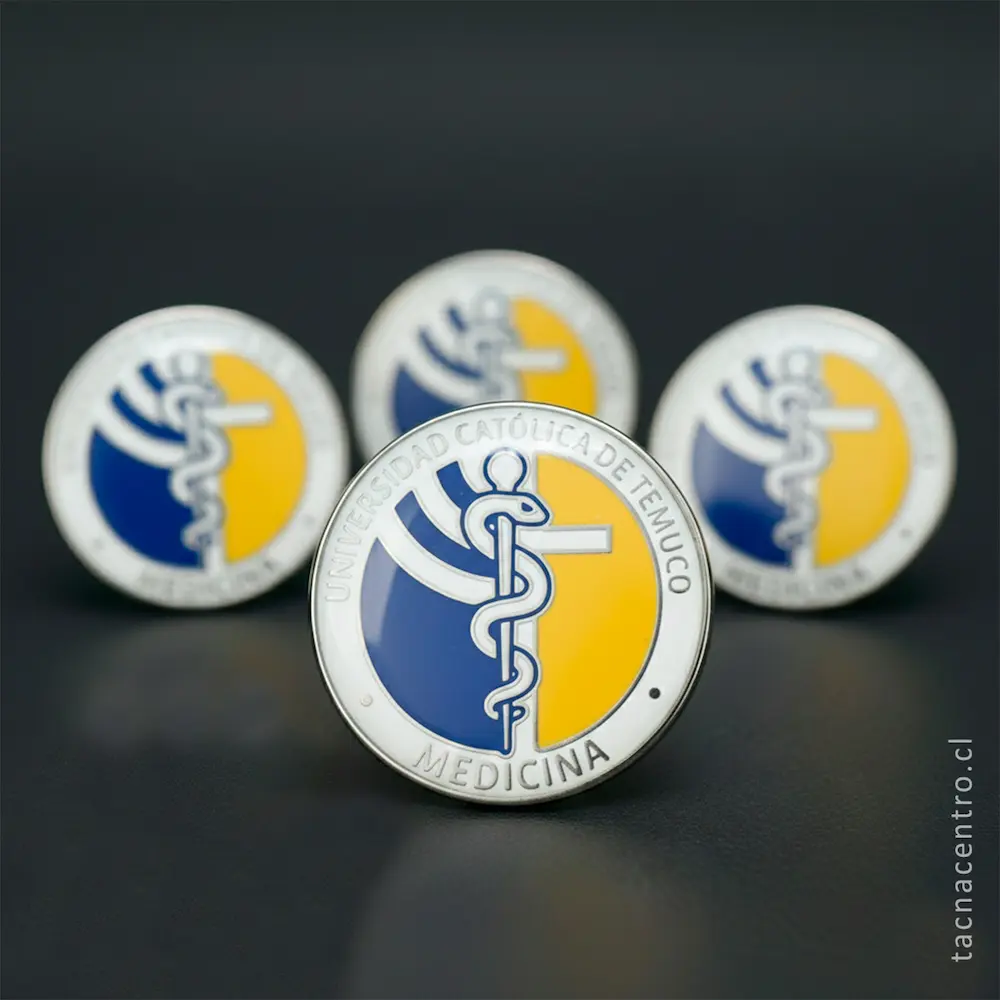 foto de pines esmaltados para universidad catolica de temuco