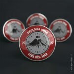 foto de pines personalizados con resina realizados para clientes de chile colegio unab