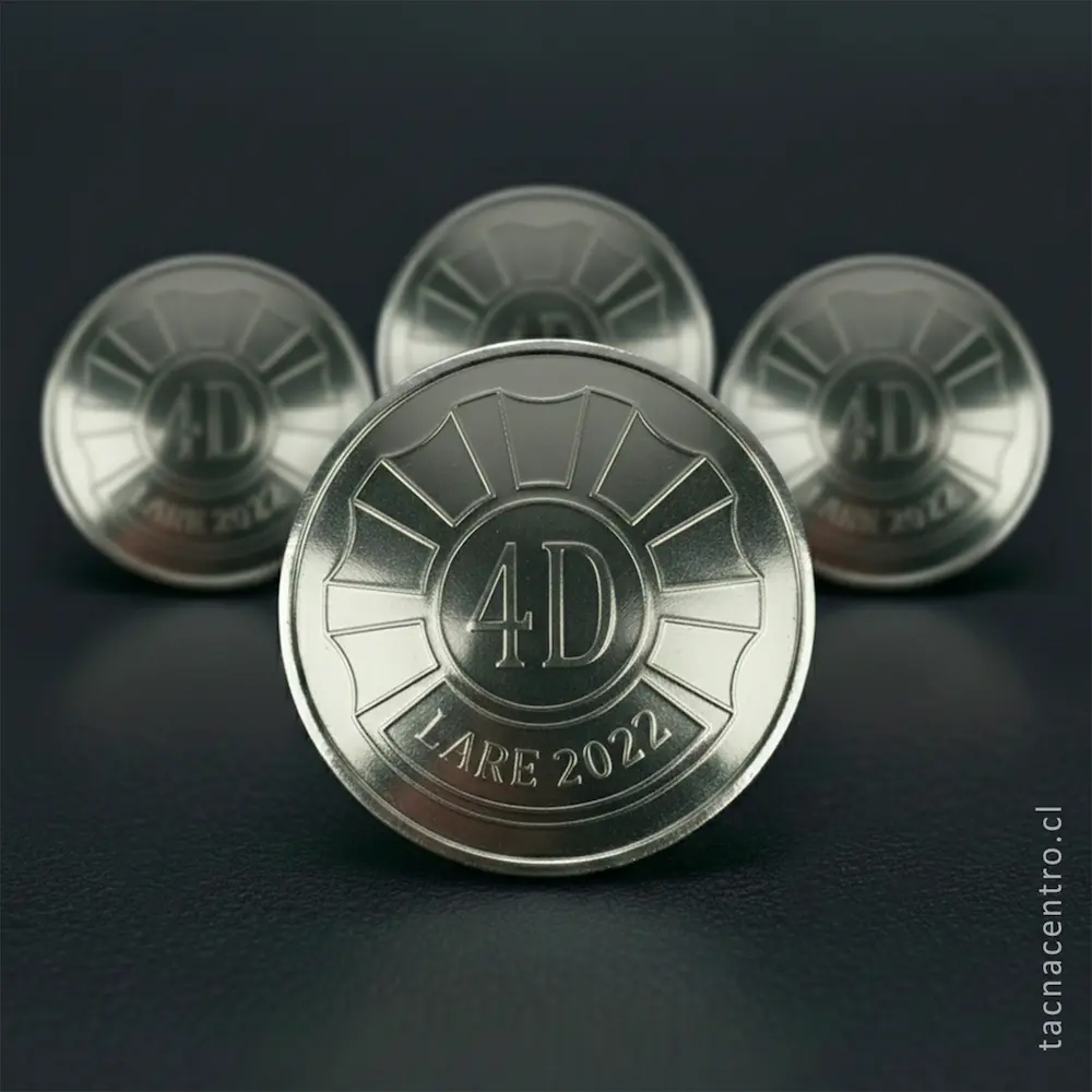 foto de pines plateados forma circular con acabado pulido