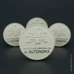 foto de pines plateados forma circular universidad autonoma