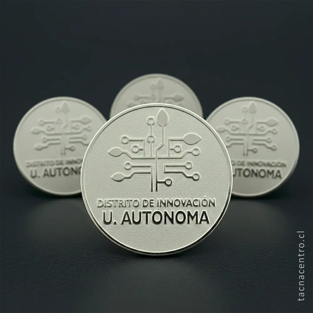 foto de pines plateados forma circular universidad autonoma