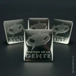 foto de pines plateados forma cuadrangular con estrella