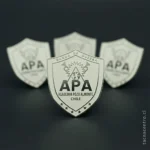 foto de pines plateados para academia con forma de escudo