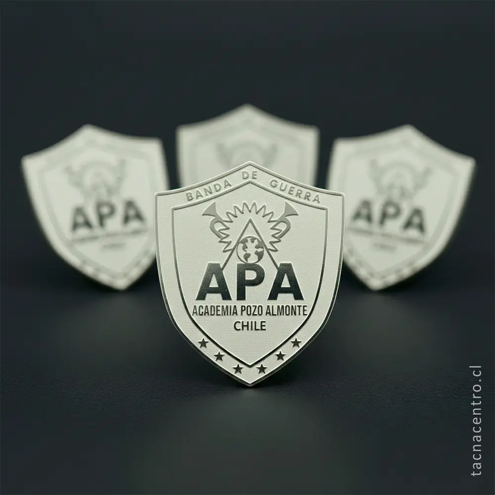 foto de pines plateados para academia con forma de escudo