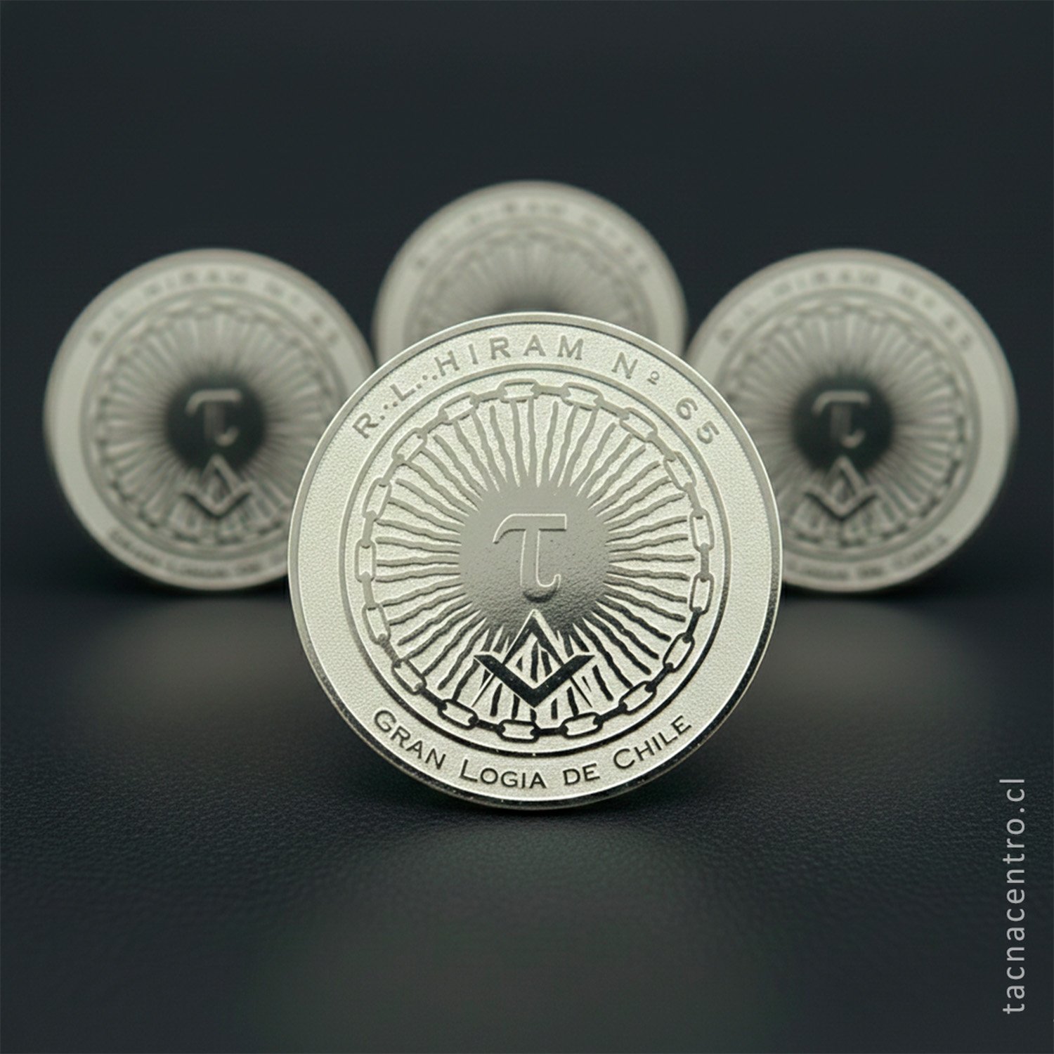 foto de pines plateado personalizados realizados para clientes de chile