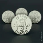 foto de pines plateados recuerdo 30 años forma redonda