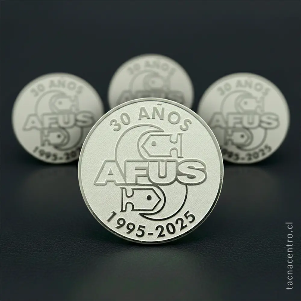 foto de pines plateados recuerdo 30 años forma redonda
